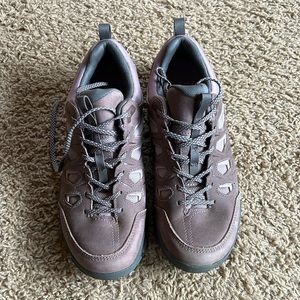 Women’s Oboz sawtooth waterproof hiking shoes size 10